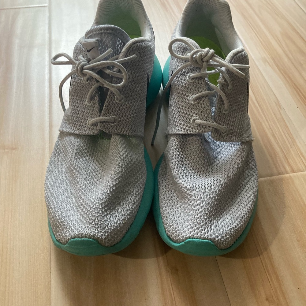 Nike Roshe Run Calypso Size 8